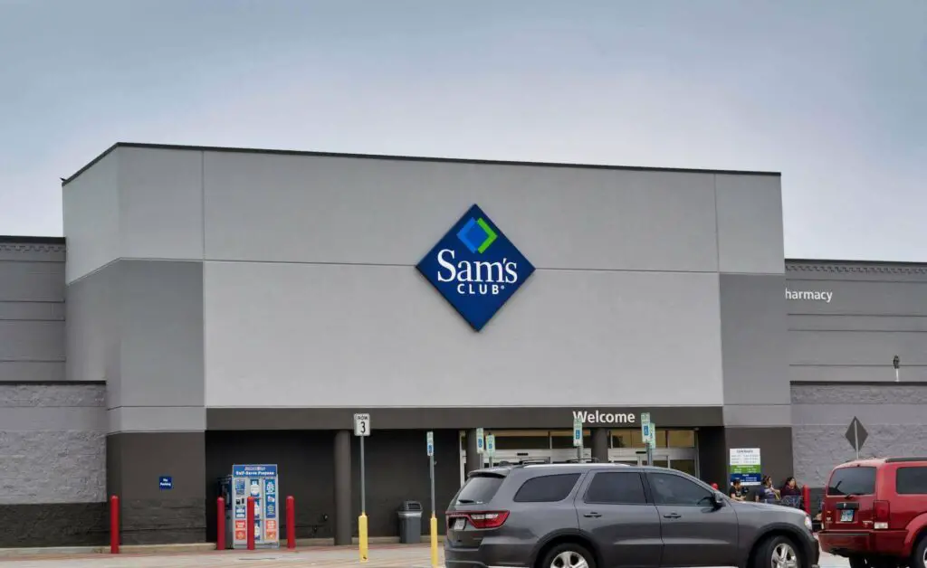 Front entrance of a Sam's Club store in Huston